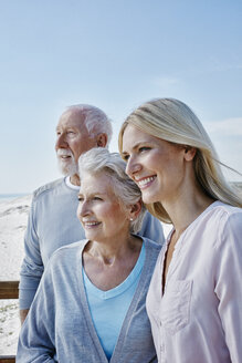 Smiling senior couple with adult daughter on the beach - RORF00762