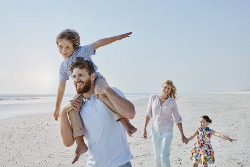 Glückliche Familie beim Spaziergang am Strand - RORF00769