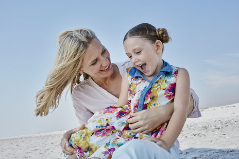 Glückliche Mutter mit Tochter am Strand - RORF00773