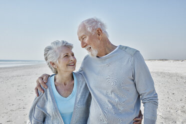 Smiling senior couple on the beach - RORF00775