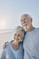 Lächelndes Seniorenpaar am Strand - RORF00777