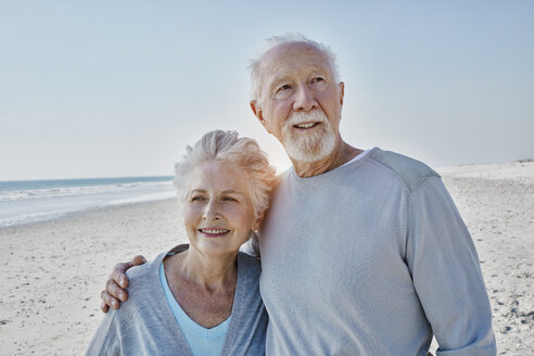 Smiling senior couple on the beach - RORF00778
