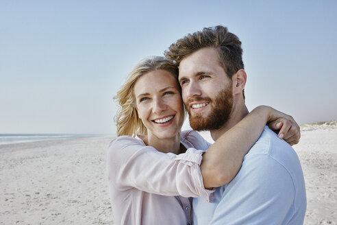 Happy couple hugging on the beach - RORF00784