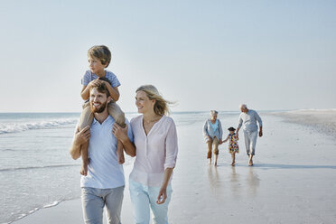 Glückliche Großfamilie beim Spaziergang am Strand - RORF00788