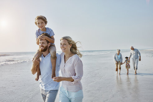 Glückliche Großfamilie beim Spaziergang am Strand - RORF00789