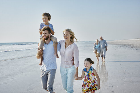 Glückliche Großfamilie beim Spaziergang am Strand - RORF00790