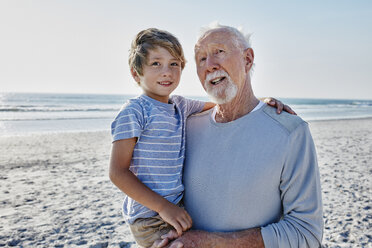 Großvater trägt Enkel am Strand - RORF00792