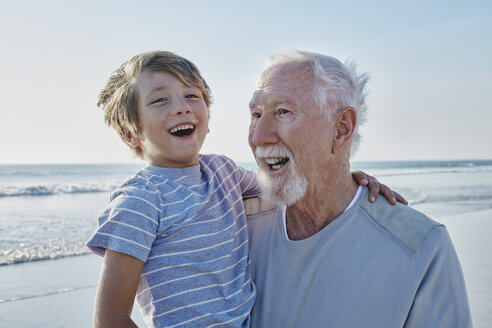 Glücklicher Großvater mit Enkel am Strand - RORF00796