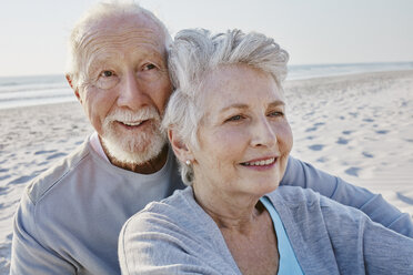 Smiling senior couple on the beach - RORF00800