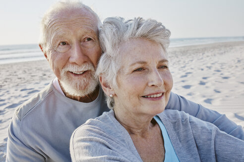 Lächelndes Seniorenpaar am Strand - RORF00800