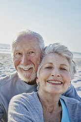 Porträt eines lächelnden älteren Paares am Strand - RORF00801