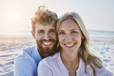 Portrait of happy couple on the beach - RORF00802