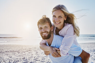 Porträt eines glücklichen Paares am Strand - RORF00804