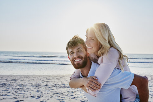 Porträt eines glücklichen Paares am Strand - RORF00808