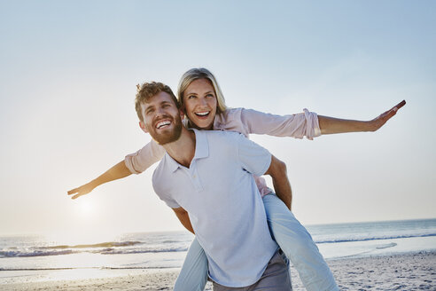 Portrait of happy couple on the beach - RORF00809