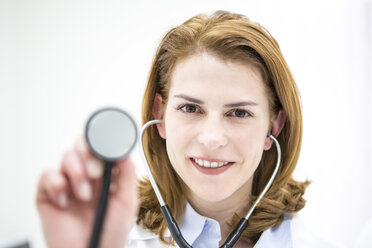 Porträt eines lächelnden Arztes mit Stethoskop - WESTF22904