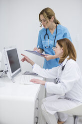 Zwei Ärzte im Gespräch am Computerbildschirm - WESTF22905