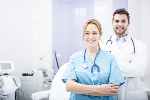 Porträt von zwei lächelnden Ärzten in einer Arztpraxis - WESTF22919