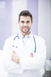 Porträt eines lächelnden Arztes in einer Arztpraxis - WESTF22981