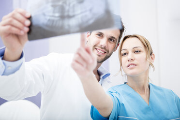 Zwei Ärzte besprechen ein zahnärztliches Röntgenbild - WESTF22985