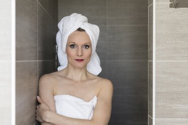 Portrait of smiling woman wearing towels in the bathroom - CHPF00396