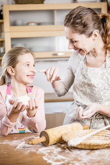 Mutter und Tochter backen gemeinsam Brot in der Küche - WESTF22993