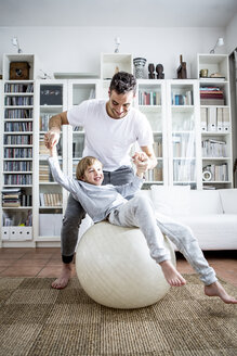 Vater und Sohn mit Fitnessball zu Hause - WESTF22999