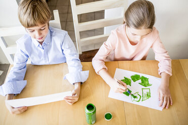 Brother and sister painting recycling symbols - WESTF23004