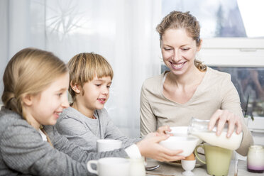 Familie beim gemeinsamen Frühstück - WESTF23021