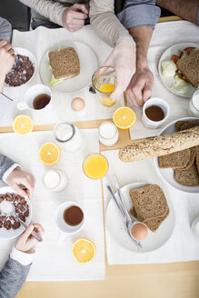 Familie beim gemeinsamen Frühstück - WESTF23023