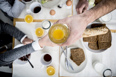 Vater gibt Kind ein Glas Orangensaft - WESTF23024