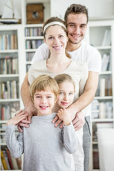 Portrait of active family at home - WESTF23027