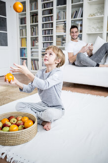 Junge jongliert mit Orangen zu Hause - WESTF23035