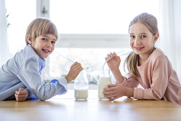 Bruder und Schwester trinken Milch - WESTF23053