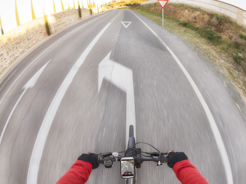 Persönliche Perspektive eines Radfahrers auf einer Straße, lizenzfreies Stockfoto