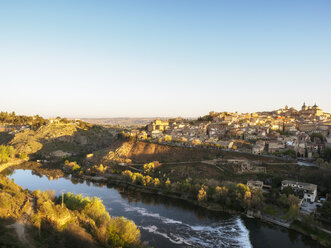 Spanien, Toledo, Stadtbild bei Sonnenaufgang - LAF01826