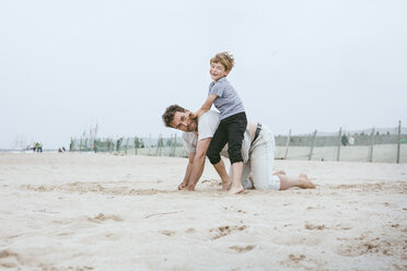 Father and little son playing together on the beach - MVCF00153