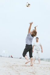 Vater und kleiner Sohn spielen mit Ball am Strand - MVCF00155