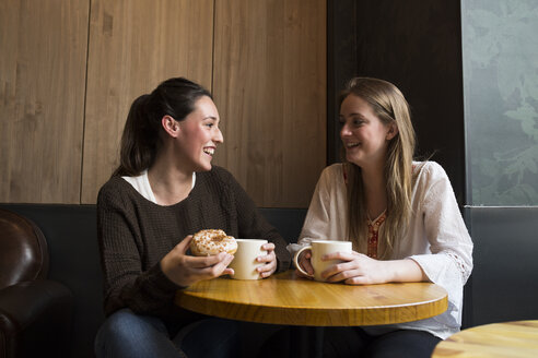 Zwei glückliche Freunde in einem Kaffeehaus - ABZF01966