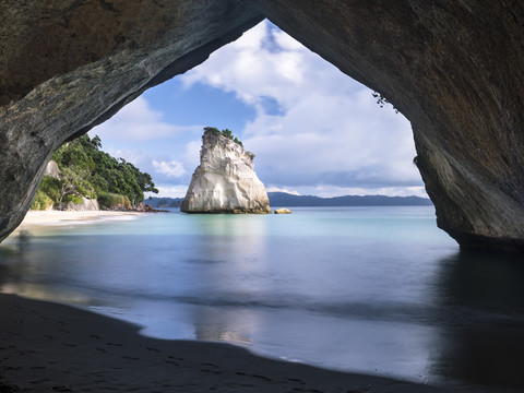 Neuseeland, Coromandel Peninsula, Cathedral Cove, Felsen im Meer, lizenzfreies Stockfoto