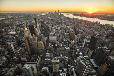 USA, New York City, Stadtbild in der Dämmerung - DAWF00539