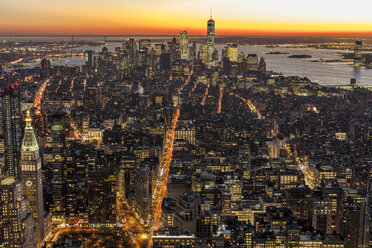 USA, New York City, Stadtbild in der Abenddämmerung - DAWF00543