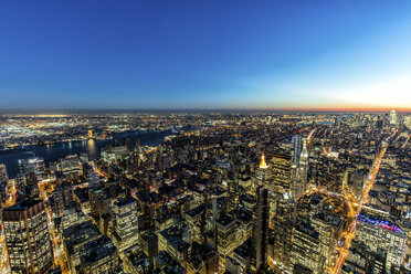 USA, New York City, Stadtbild in der Abenddämmerung - DAWF00545