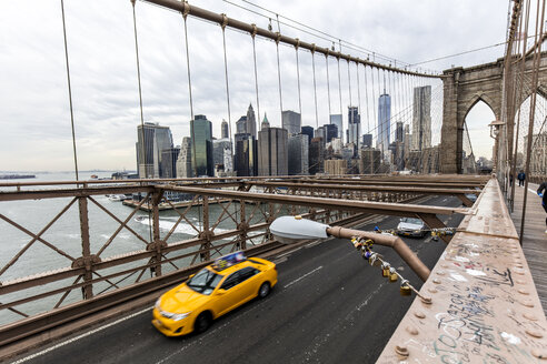 USA, New York City, Verkehr auf der Brooklyn Bridge - DAWF00546