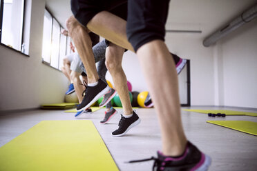 Gruppe von Sportlern beim Training im Fitnessstudio - HAPF01606