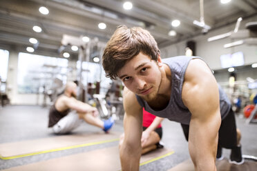 Portrait of young man exercising in gym - HAPF01610