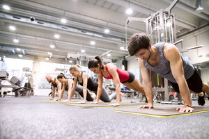 Gruppe von Sportlern beim Training im Fitnessstudio - HAPF01613