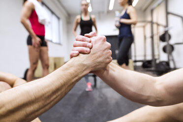 Sportler schütteln sich im Fitnessstudio die Hände - HAPF01640