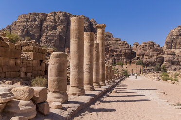 Jordanien, Petra, Kolonnadenstraße und Temenos-Tor im Hintergrund - MABF00454