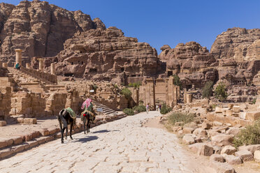 Jordanien, Petra, Temenos-Tor und Qasr al-Bint-Tempel im Hintergrund - MABF00455